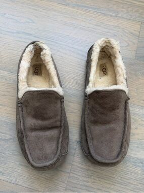 Men’s Ugg slippers